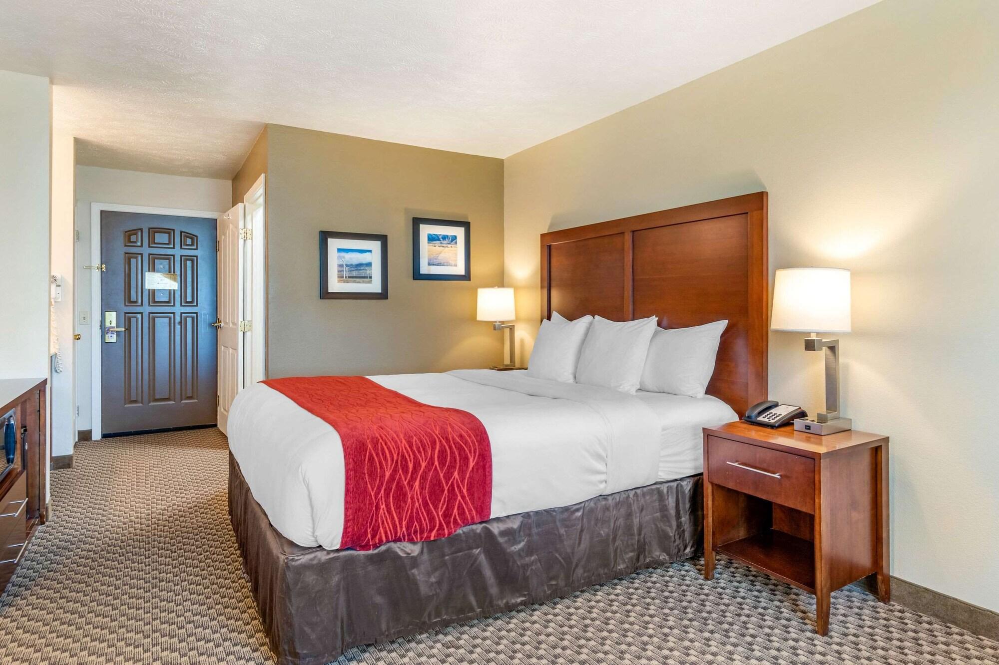 Hotel Comfort & Antelope Valley 3*